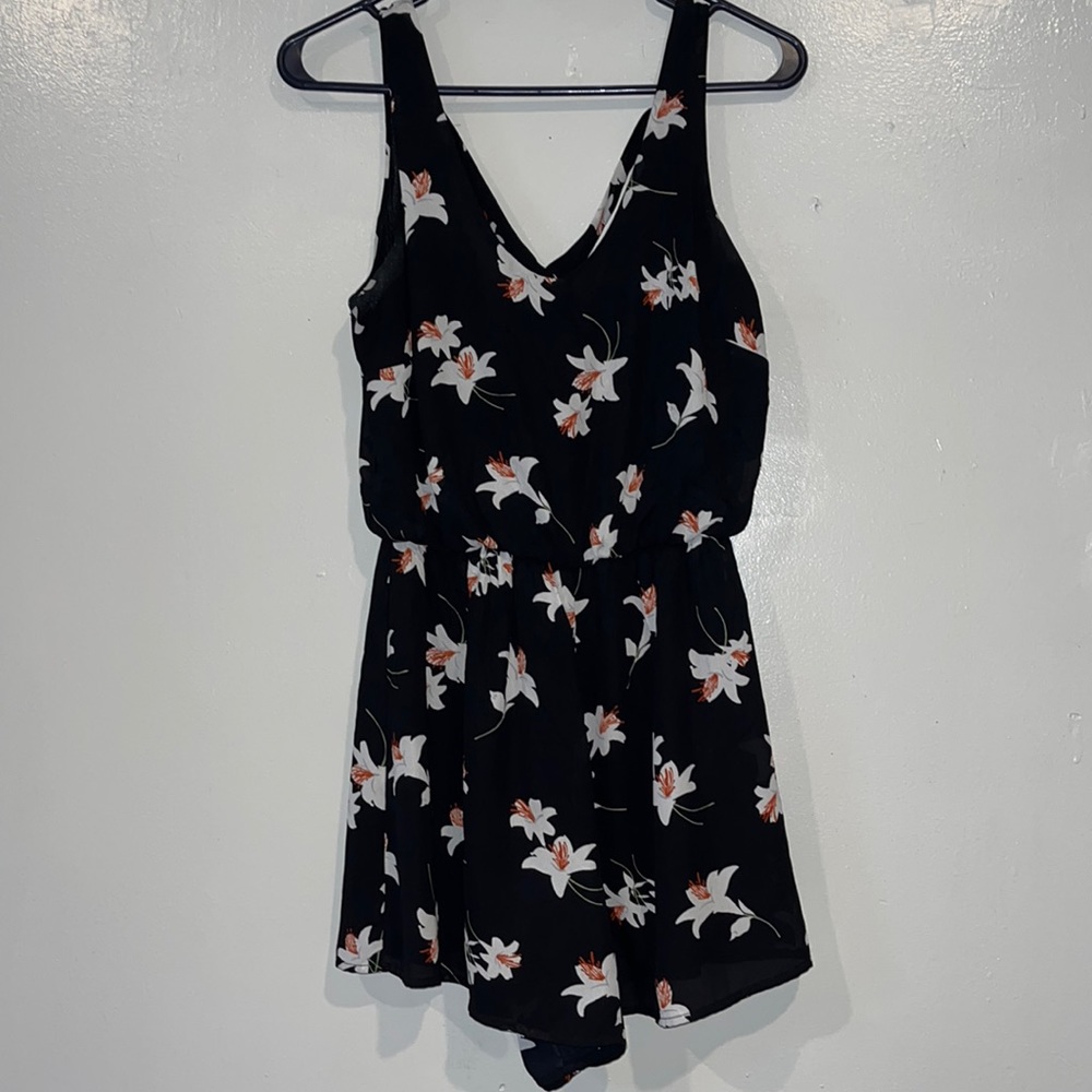 Lush red and black floral timber size small